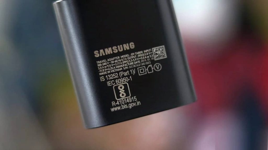 samsung charger 1024x576 - حذف شارژر از جعبه گوشی ها، سامسونگ را به دادگاه می‌کشاند